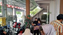 Komsos Babinsa Sidayu, Dampingi Tenaga Kesehatan Layani Warga