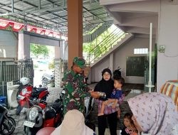 Komsos Babinsa Sidayu, Dampingi Tenaga Kesehatan Layani Warga