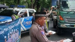 Satlantas Polres Pelabuhan Tanjung Perak Bagikan 150 Takjil di Jalan Perak Timur, Ajak Warga Tertib Lalu Lintas