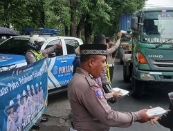 Satlantas Polres Pelabuhan Tanjung Perak Bagikan 150 Takjil di Jalan Perak Timur, Ajak Warga Tertib Lalu Lintas