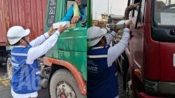 Kebahagiaan di Bulan Ramadan, TPS Berbagi Takjil ke Ratusan Pengemudi Truk dan Mitra Kerja
