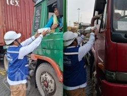 Kebahagiaan di Bulan Ramadan, TPS Berbagi Takjil ke Ratusan Pengemudi Truk dan Mitra Kerja