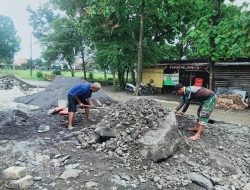 Pererat Kebersamaan, Babinsa dan Warga Pelemwatu Perbaiki Jalan Rusak