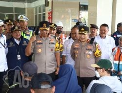 Kapolda Jatim Cek Pos Terpadu dan Pos Pam di Surabaya Pastikan Layanan Mudik Berjalan Optimal