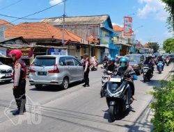 Pos Pam SWK Polsek Pakal  Laksanakan Pengaturan Arus Lalu lintas di Pertigaan Jalan Benowo