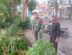Babinsa Kota Gresik Jalin Komsos dengan Pelaku Usaha Tanaman Hias