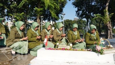 Ketua Persit KCK Koorcab Rem 084/BJ Bersama Pengurus Ikuti Ziarah di TMP