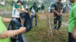 Babinsa Manyar Bersama Warga Gelar Karya Bakti Bersihkan Lingkungan Desa Suci