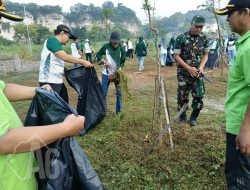 Babinsa Manyar Bersama Warga Gelar Karya Bakti Bersihkan Lingkungan Desa Suci