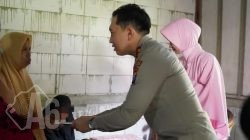 Polri Untuk Masyarakat : Kapolres Bojonegoro Beri Bantuan Anak Difabel