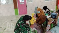Babinsa Manyar Dampingi Posyandu, Dukung Pemberian Vitamin untuk Balita