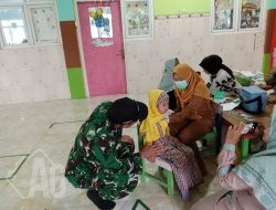 Babinsa Manyar Dampingi Posyandu, Dukung Pemberian Vitamin untuk Balita