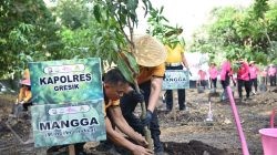 Peduli Lingkungan, Polres Gresik Bersama Bhayangkari Tanam Puluhan Pohon Produktif