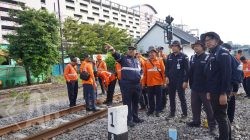 Dukung Pengembangan Double Track, KAI Daop 8 Surabaya dan BTP Kelas I Surabaya Lakukan Cek Lintas Jalan Kaki Wonokromo–Sepanjang