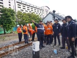 Dukung Pengembangan Double Track, KAI Daop 8 Surabaya dan BTP Kelas I Surabaya Lakukan Cek Lintas Jalan Kaki Wonokromo–Sepanjang