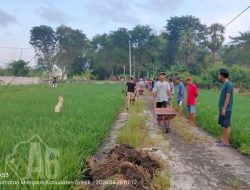Kerja Bakti Gotong Royong Secara Swadaya Perbaikan Jalan Makam Yang Rusak Parah
