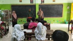 Babinsa Koramil Ujungpangkah Tanamkan Wawasan Kebangsaan kepada Siswa SD Almuniroh