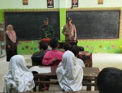 Babinsa Koramil Ujungpangkah Tanamkan Wawasan Kebangsaan kepada Siswa SD Almuniroh