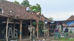Kondisi Memprihatinkan, Rumah Warga Slempit Dibongkar Satgas TMMD 128